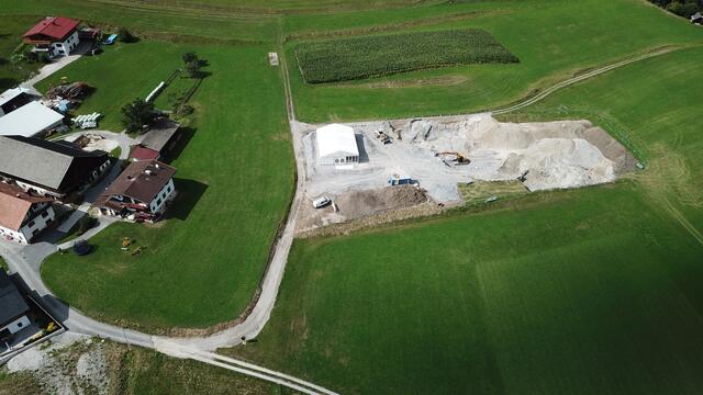 Da Wohngebiet, dort Lärm und Dreck eines weiteren Geflügelmastbetriebs (hier auf einem Luftbild von 2022): Die Menschen in Obsteig-Wald fühlen sich in Stich gelassen. | Foto: Privat