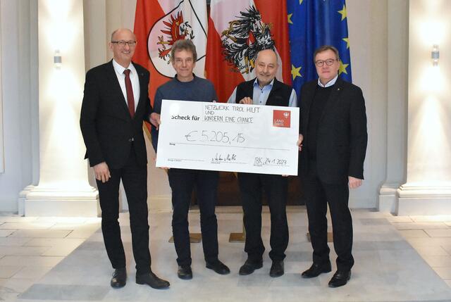 LH Anton Mattle, Stefan Pleger (Kindern eine Chance), Herbert Peer und Günther Platter (beide Netzwerk Tirol hilft) | Foto: Land Tirol/Baumegger