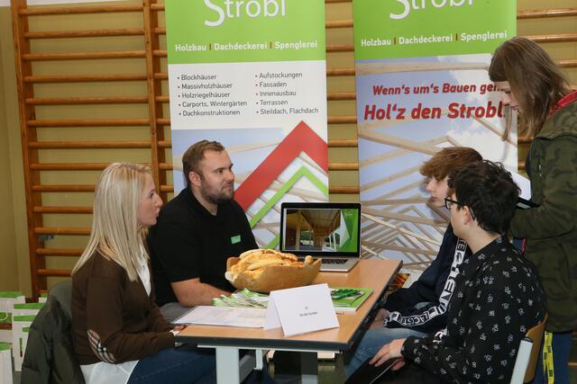 Am Stand des Holzbaubetriebs Strobl aus Deutsch Kaltenbrunn. | Foto: Wirtschaftskammer