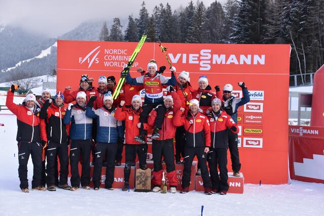 Johannes Lamparter wird von seinem ÖSV-Team groß gefeiert.