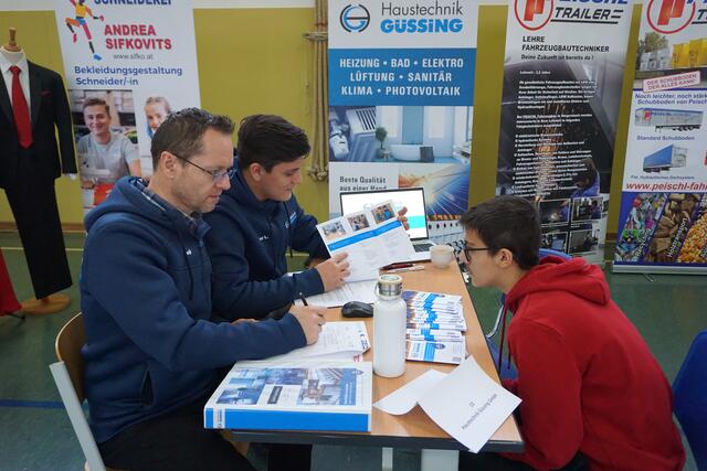 Am Stand der Haustechnik Güssing. | Foto: Martin Wurglits
