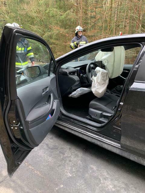Die Unfalllenkerin wurde unbestimmten Grades verletzt. | Foto: FF Großhartmannsdorf