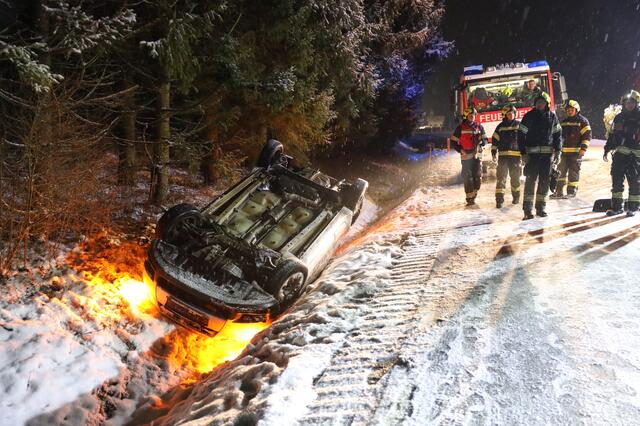 Das Auto kam auf dem Dach im Straßengraben liegend zum Stillstand. | Foto: laumat.at/Matthias Lauber
