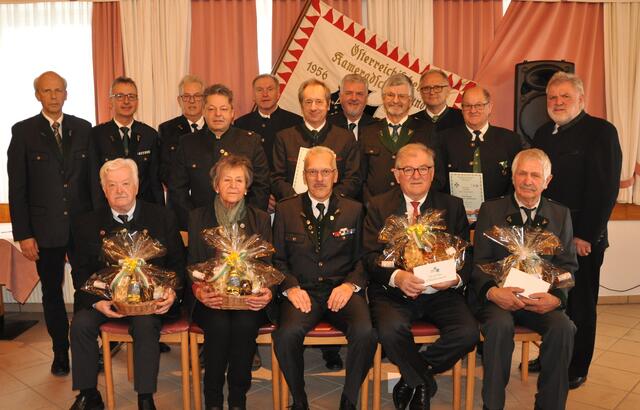 Die  geehrten und ausgezeichneten Mitglieder mit den Geburtstagsjubilaren