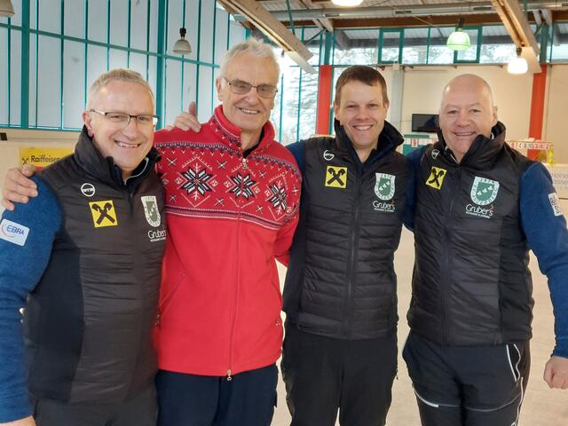 Matthias Taxacher (dritter v. li.) und das Tiroler Eisstocksportteam: Georg Stöckl, Matthias Taxacher, Walter Gruber (alle EV Angerberg) und Josef Kraisser (rot, EV Niederndorf). | Foto: EV Angerberg