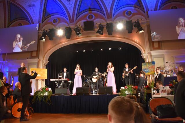  Irina und Maya Filimon sangen die No Problem Hymne. | Foto: Preineder