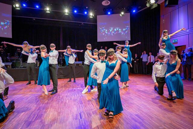 Für die Choreografie der klassischen Polonaise der 28 Maturantinnen und Maturanten zeichnete die Tanzschule Kunauer verantwortlich.