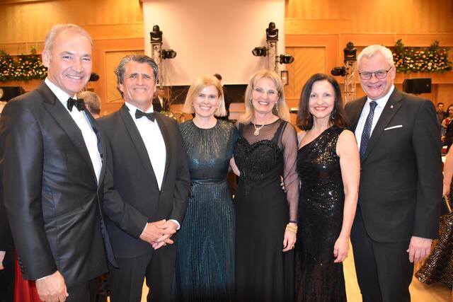 Auch Bürgermeistr Thomas Steiner (r.) kam mit Gattin Andrea in die Wirtschaftskammer. (v.l.) WK-Präsident Peter Nemeth und Hans Lackner eröffneten den Ball.  | Foto: Stefan Schneider