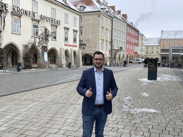 Philipp Gerstenmayer, FPÖ, am Wiener Neustädter Hauptplatz. | Foto: Zezula