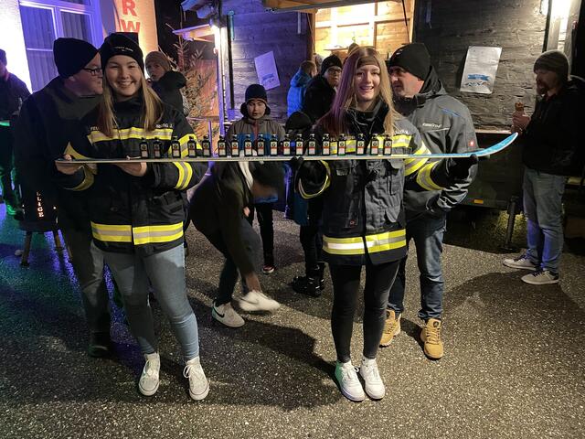 Diese beiden Mädchen präsentieren einen "Ski-Meter". | Foto: BRS/Moser