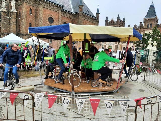 Die NÖ-Grünen hielten ihre Abschlussveranstaltung (inkl. Radel-Ringelspiel) am Mödlinger Hyrtlplatz ab, links im Bild Gesundheitsminister Johannes Rauch. | Foto: Grüne