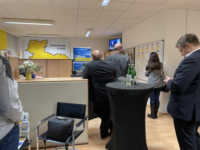 Die live Hochrechnung in der ÖVP Bezirksgeschäftsstelle Tulln. | Foto: Victoria Edlinger