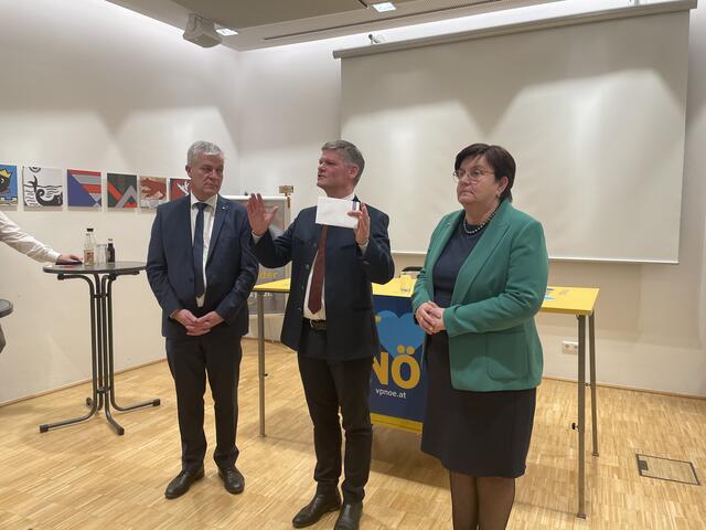 Anton Kasser, Andreas Hanger, Michaela Hinterholzer nach der ersten Hochrechnung.