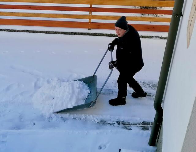 Ja er ist es: Hermann Hauer beim Schneeschaufeln bevor der Wahlsonntag so richtig anläuft. | Foto: privat