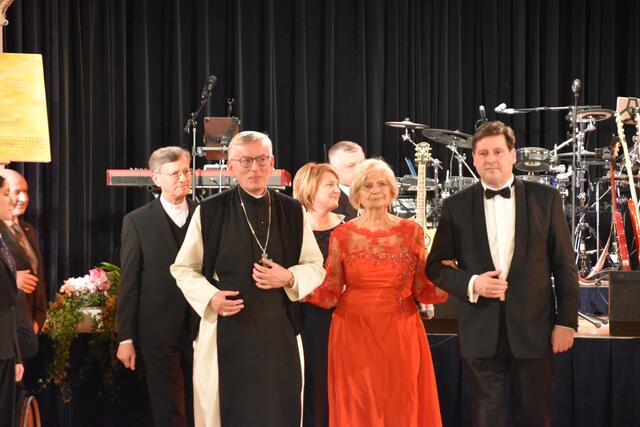 Einzug der Ehrengäste: Abt Maximilian Heim, Maria Rettenbacher und Bürgermeister Stefan Szirucsek. Dahinter Stadtparrer Clemens Abrahamowicz mit Vizebürgermeisterin Helga Krismer und No Problem Obmann Günter Grill. | Foto: Preineder