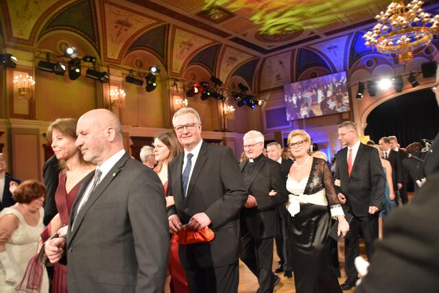 Bezirkshauptfrau Verena Sonnleitner, Josef Balber, Maria Haslinger, Christoph Kainz und Pater Amadeus Hörschläger. | Foto: Preineder