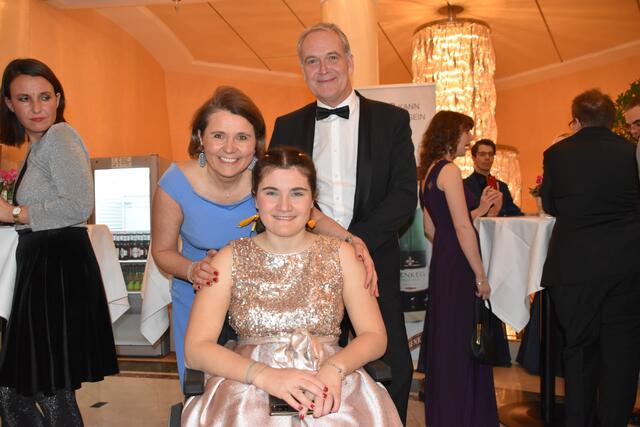 Ursula und Anna Heinisch mit Bernd Kogelmann. | Foto: Preineder