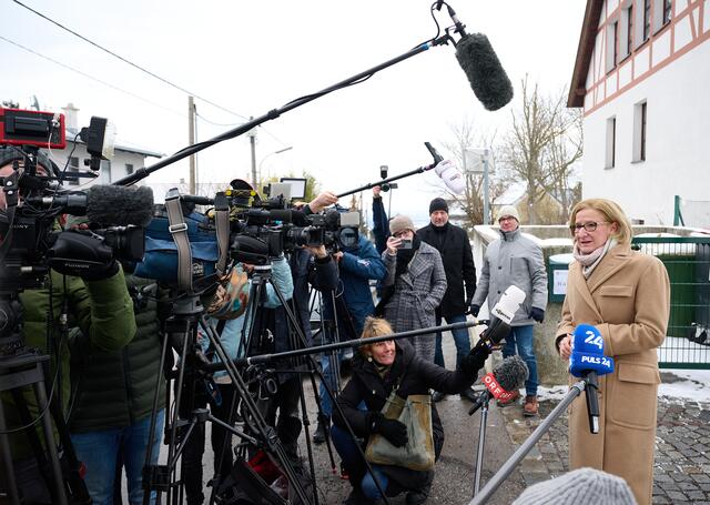 Riesen Medien-Aufmarsch in Klosterneuburg bei der Stimmagabe von Johanna Mikl-Leitner. | Foto: NLK Pfeiffer