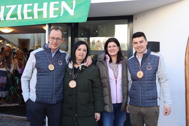 Christian Kofler (Obmann Blochziehen Fiss) mit Martina Haider-Bundschuh und Barbara Fringer, zwei Besucherinnen vom Mittelgebirge und dem Fisser Bürgermeister Simon Schwendinger.  | Foto: Elisabeth Zangerl 