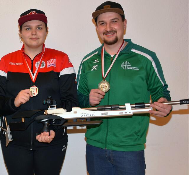 Luftgewehr Bezirksmeister 2023 in Naarn wurden Victoria Lindner und Gerald Rumetshofer, beide Schützenverein Pabneukirchen.  | Foto: Zinterhof