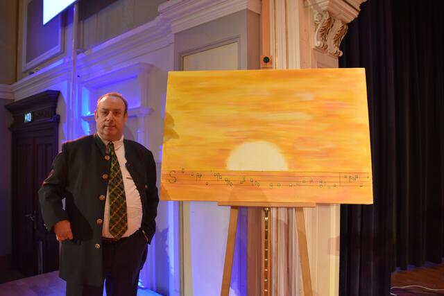 Reinhold Mandel und sein Kunstwerk. | Foto: Preineder