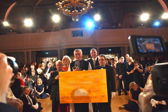 Ehrung von Abt Maximilian Heim: Reinhold Mandel, Maria Rettenbacher, Abt Maximilan Heim, Günter Grill und Michael. | Foto: Preineder