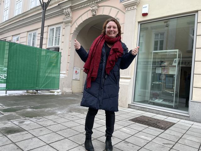 Selina Prünster, die Grünen, am Weg zum Wahllokal. | Foto: Zezula