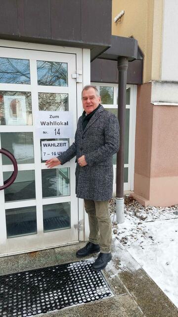Franz Dinhobl, ÖVP, vorm Wahllokal. | Foto: ÖVP
