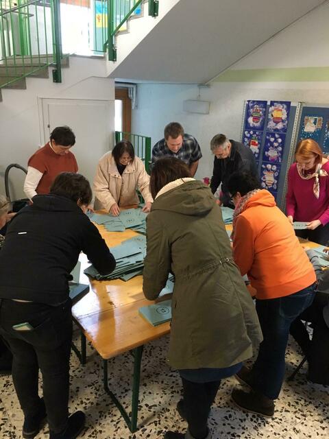 Sonntag Nachmittag: In der Perchtoldsdorfer Volksschule Kneippgasse werden eifrig die im Wahlkreis 4 abgegebenen Stimmen ausgezählt. Dabei werden im ersten Schritt die noch verschlossenen Kuverts gezählt, 999 Stück sollen es heute im Wahlsprengel sein. | Foto: Günzl