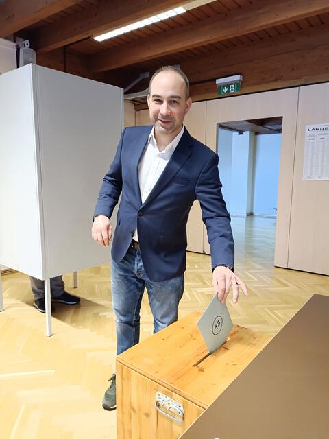 Wird in den Landtag einziehen: Der FPÖ Spitzenkandidat im Bezirk Mödling, Christoph Luisser, bei der Stimmabgabe in Biedermannsdorf.  | Foto: Luisser