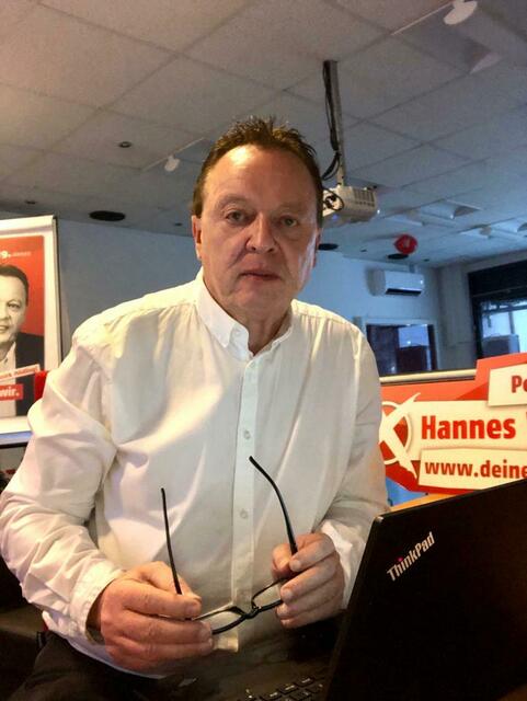 Die Spannung steigt: Der Mödlinger SPÖ-Spitzenkandidat Hannes Weninger wartet in der Bezirksgeschäftsstelle auf das Eintreffen der ersten Ergebnisse. | Foto: SPÖ