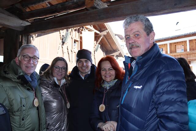 Auch zahlreiche Ehrengäste ließen sich das Fisser Blochziehen nicht entgehen: Der Landecker Bürgermeister Herbert Mayer, Landtagsabgeordnete Beate Scheiber, der Fisser Bürgermeister Simon Schwendinger, Landesrätin Cornelia Hagele und Bezirkshauptmann Markus Maaß. | Foto: Elisabeth Zangerl 