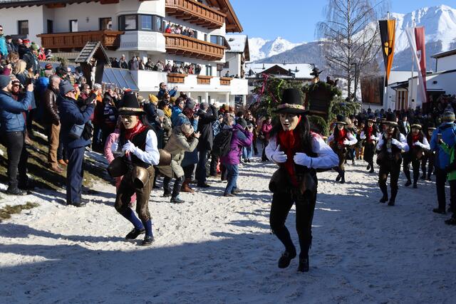 Die Schallner läuteten die Fasnacht ein.  | Foto: Elisabeth Zangerl 