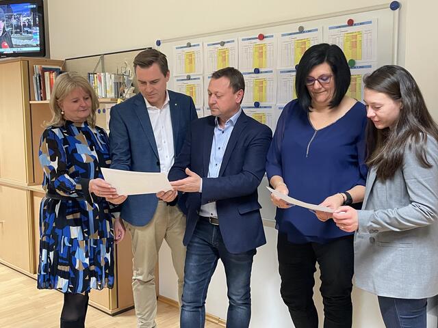 Bezirksgeschäftsstellenführerin Paula Maringer, Landtagsabgeordneter Christoph Kaufmann, Nationalratsabgeordneter Johann Höfinger, Assistentin Daniela Schodt und Nadine Fallbacher, Landtagswahl Kandidatin analysieren die Wahlergebnisse aus dem Bezirk Tulln. | Foto: Victoria Edlinger