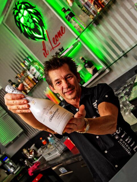 Caffé-Bar il Leone Barkeeper Gerhard Huber | Foto: Roland Pössenbacher