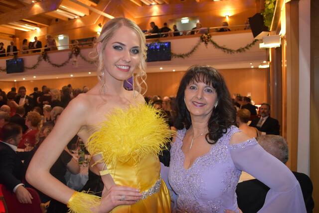 Die amtierende Miss Europe Beatrice Turin (l.) trug an dem am Abend ein Kleid von Designerin Martina Mahopp (r.). | Foto: Stefan Schneider