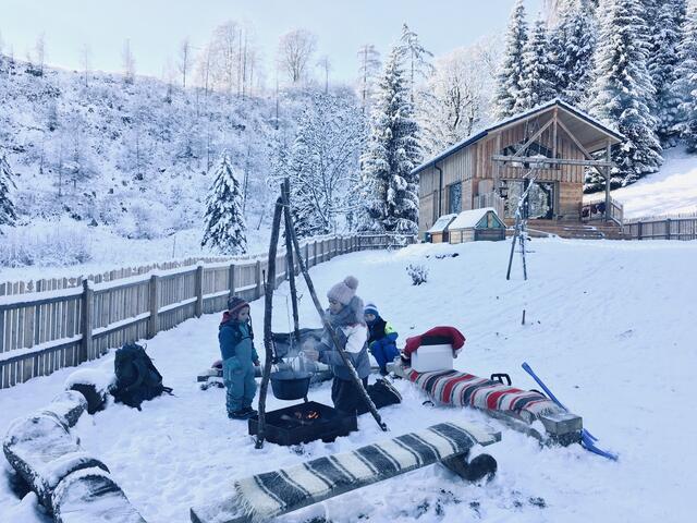 Aufwärmen an der Feuerstelle | Foto: Anna Stöger