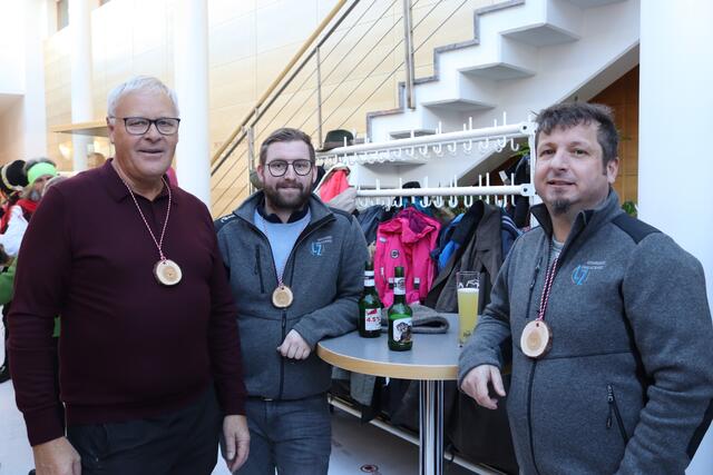 Reinold Gigele (Obmann Blochziehen Fließ) kam auch nach Fiss, ebenso wie Patrick Falkner (Schriftführer Umhauser Larchziehn) und Lukas Leiter (Obmann Umhauser Larchziehn).  | Foto: Elisabeth Zangerl 