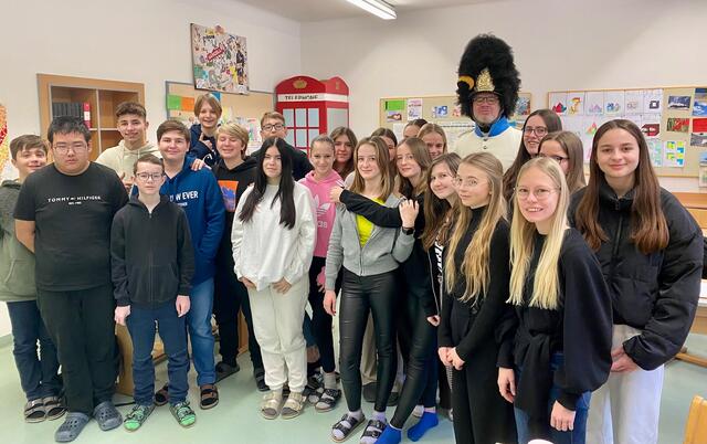 Die 4a-Klasse mit Gerhard Strohmayr in der Uniform eines Grenadiers.  | Foto: Doris Gierlinger 