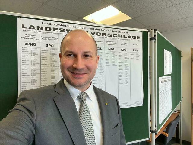 Paul Frühling ist betrübt, blickt aber positiv in die Zukunft. Den Abend verbrachte der Moosbrunner im Eigenheim mit Vertretern aller Moosbrunner Parteien. | Foto: Paul Frühling