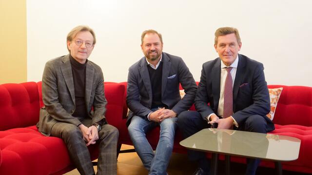 Gerhard Hirczi, Geschäftsführer der Wirtschaftsagentur Wien, Neos-Wirtschaftssprecher Markus Ornig und Wirtschafts- und Finanzstadtrat Peter Hanke (SPÖ) präsentierten gemeinsam die neue Energiespar-Förderung für Kleinunternehmen (v.l.) | Foto: Maximilian Spitzauer/RMW