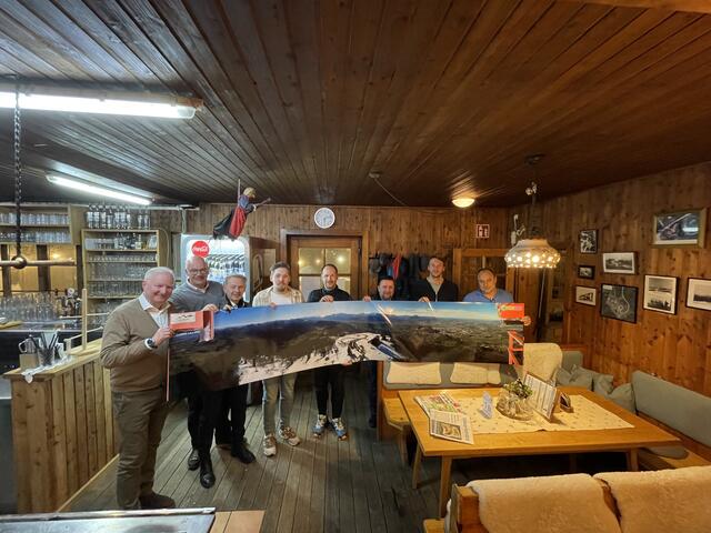 Der Vorstand des Vereins Gaisberg.Aktiv und der Gaisberg-Koordinator präsentieren den neuen Panoramablick von der Gaisbergspitze (v.l.): Florian Kreibich (Gaisbergkoordinator), Robert Winkler (Romantikhotel Gersbergalm), Martin Schöndorfer, Jan Pasajan (Zum Kasnocknwirt), Nikolaus Kohlmayr (Kohlmayrs Gaisbergspitz / Obmann), Wolfgang Karlowitsch (Albus Salzburg), Wolfgang Wimmer (FlyTandem), Peter Zver (Marketing und Sales Direktor Panomax GmbH | Foto: Marcel