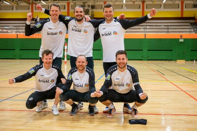 Die Münzbacher Faustball-Herren freuen sich über das Erfolgserlebnis. | Foto: Josef Pils
