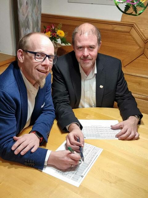 Gemeinsam mit Vizebgm Markus Edlinger bespricht Bürgermeister (ÖVP) Stefan Gratzl das Wahlergebnis. | Foto: Foto: Gratzl