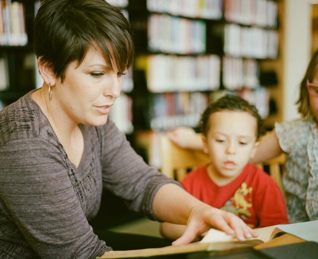 Damit Eltern arbeiten gehen können, braucht es eine umfassende Betreuung für die Kinder ... | Foto: Unsplash/Adam Winger