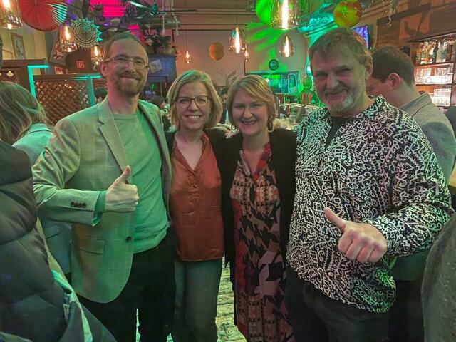 Sebastian Schirl-Winkelmaier feierte mit Leonore Gewessler, Helga Krismer und Roman Kral in St. Pölten das Ergebnis von 7,6% Bundesweit. | Foto: Die Grünen NÖ