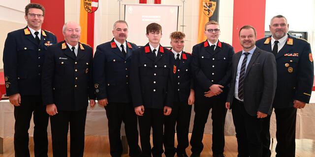 Von links: AFK Christoph Gerak, BFK Wolfgang Weißhaupt, Kdt. Christian Hartl, Sebastian Rebernig, Lucas Taupe, Andreas Theuermann, StR. Christian Stückler, LBDStV. Dietmar Hirm | Foto: Privat