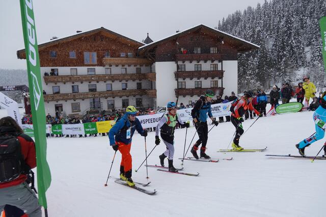 Um 15 Uhr startete das "Vertical" Rennen. Die Zuschauer feuerten die Sportler trotz des bescheidenen Wetters mit voller Kraft an. | Foto: Philipp Scheiber