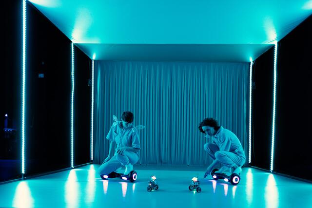 Technik kann Theateraufführungen auf viele Arten bereichern. Hier beim Stück des Berliner Figurentheater-Kollektivs Manufaktor:  “1/0/1-robots – hacking the binary code”.  | Foto: Kathleen-Kunath