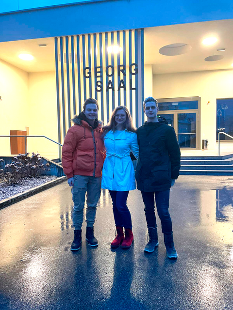 Maximilian Stalzer, Katharina Stocker und Lukas Tieber vor dem Georgsaal in St. Georgen am Ybbsfelde | Foto: Sarah Willingstorfer